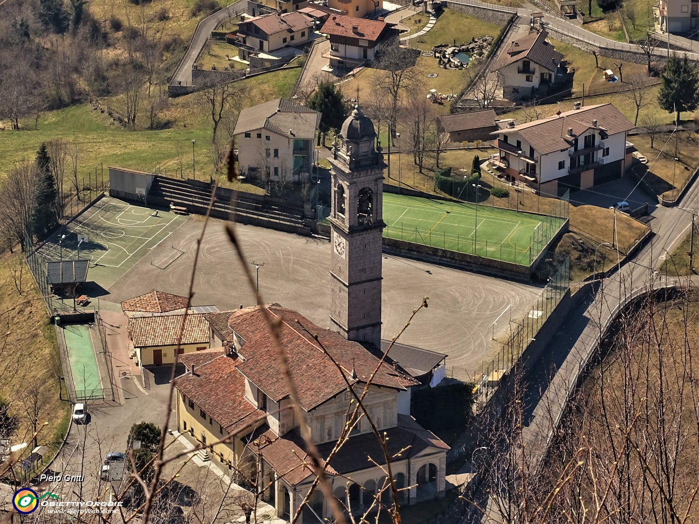 20 Dal piazzale e dal campanile i nazifascisti colpirono a morte....JPG